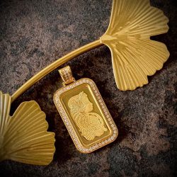 The ginni in this customised pendant was provided by the customer.